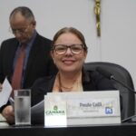 Paula Calil apresenta projeto que garante prioridade na matrícula escolar para filhos de mulheres vítimas de violência em Cuiabá