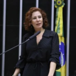 Justiça da Itália mantém Carla Zambelli presa enquanto deputada aguarda processo de extradição