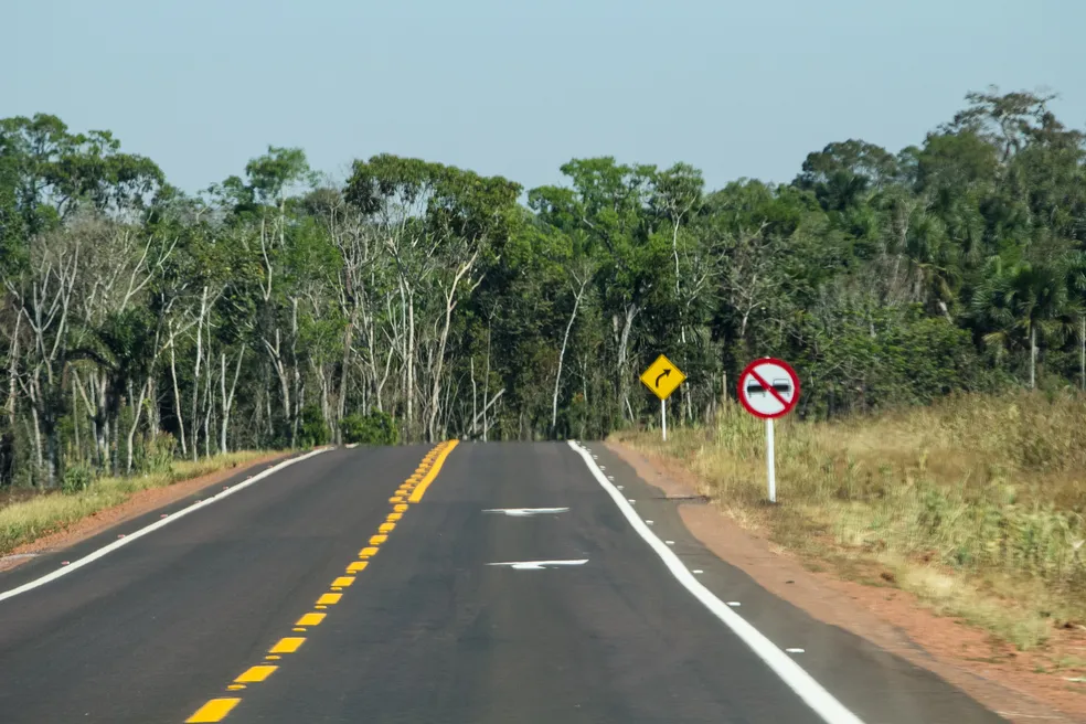 Governador Mauro Mendes fraturou costelas após cair de altura de 3 metros em MT