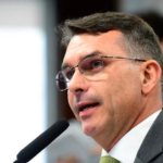 Republicanos de Tarcísio Freitas é convidado, mas não vai em encontro de articulação com Flávio Bolsonaro