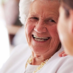 Lei amplia Tarifa Social e garante conta de luz gratuita para idosos e famílias de baixa renda